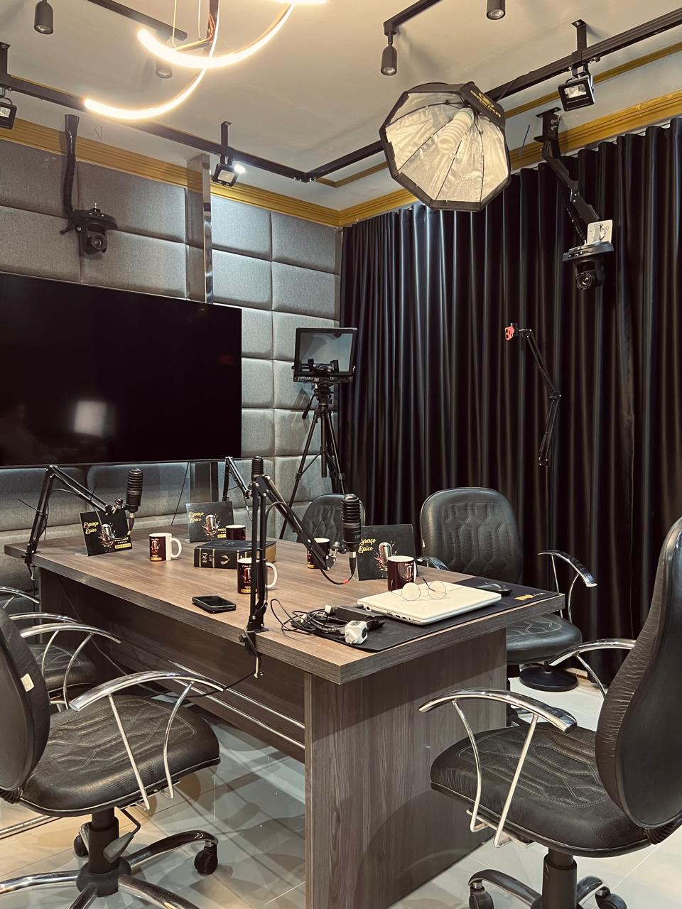 Estúdio de gravação com mesa e microfones para podcast